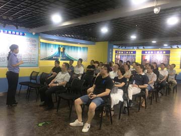 參觀監(jiān)獄.jpg 參觀監(jiān)獄.jpg