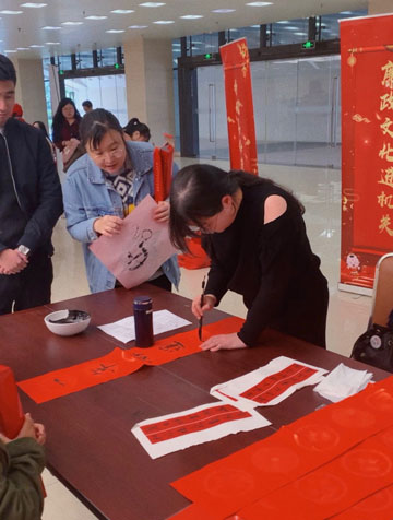 鄭穎寫春聯(lián).jpg 鄭穎寫春聯(lián).jpg