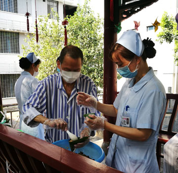 休養(yǎng)員包粽子.jpg 休養(yǎng)員包粽子.jpg