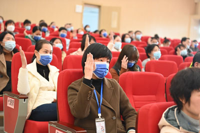 舉手.jpg 舉手.jpg