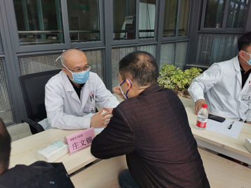 義診現(xiàn)場2.jpg 義診現(xiàn)場2.jpg