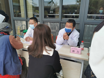 義診現(xiàn)場4.jpg 義診現(xiàn)場4.jpg