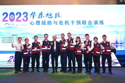 我院心理危機干預(yù)救援隊與姚宏文主任.jpg 我院心理危機干預(yù)救援隊與姚宏文主任.jpg