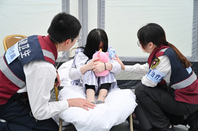 干預(yù)隊員模擬干預(yù)踩踏事件經(jīng)歷者 - 副本.jpg 干預(yù)隊員模擬干預(yù)踩踏事件經(jīng)歷者 - 副本.jpg