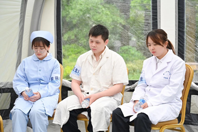 心理干預(yù)隊員扮演遭遇創(chuàng)傷的一線救援人員.jpg 心理干預(yù)隊員扮演遭遇創(chuàng)傷的一線救援人員.jpg